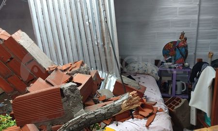 Una pared de una obra en construcción cedió en el temporal y perforó un techo de chapa Una pared de una obra en construcción cedió en el temporal y perforó un techo de chapa
