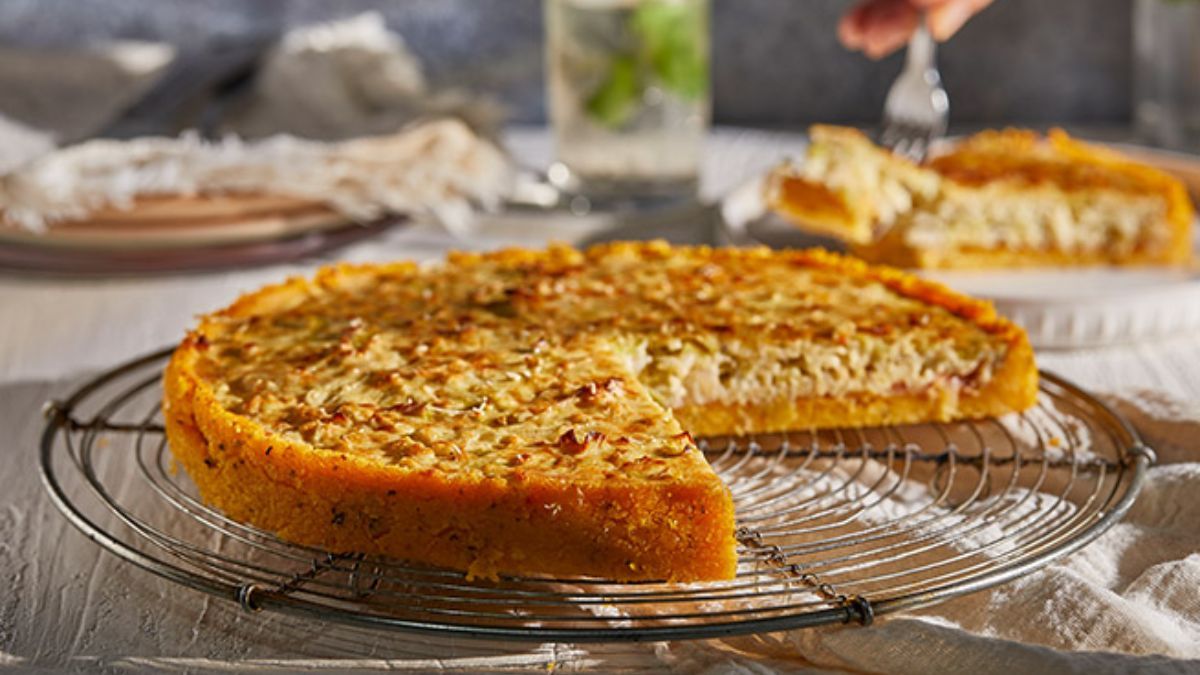 Cómo hacer una tarta de cebolla con una base firme y sabrosa de polenta.