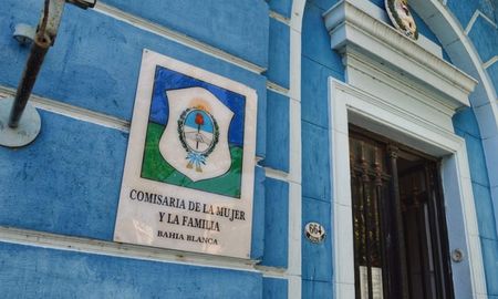 El hecho ocurrió el 17 de noviembre, cuando los niños fueron dejados en la Comisaría de la Mujer que luego radicó una denuncia ante la Justicia de Bahía Blanca. El hecho ocurrió el 17 de noviembre, cuando los niños fueron dejados en la Comisaría de la Mujer que luego radicó una denuncia ante la Justicia de Bahía Blanca.