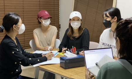 Chaewon, Naeun, Yena, y Jinsol del grupo de Kpop APRIL, se abrieron y expresaron sus pensamientos sobre la denuncia de Hyunjoo.
