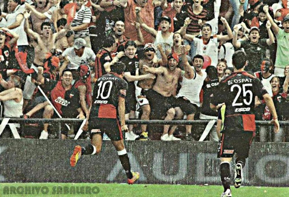 Lucas Mugni marca el primer gol ante Unión en el clásico disputado el 18 de noviembre de 2012 Lucas Mugni marca el primer gol ante Unión en el clásico disputado el 18 de noviembre de 2012