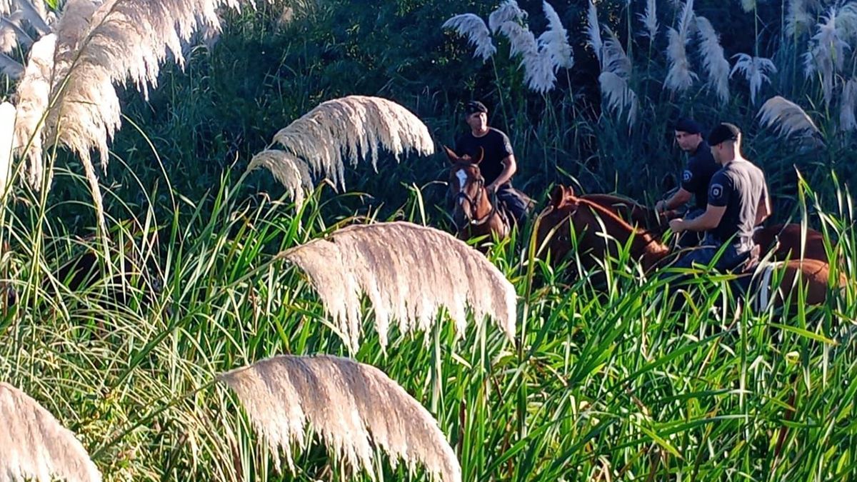 Personal de Caballería en el reservorio donde fue encontrado el cuerpo.&nbsp;