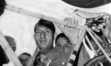 Considerado uno de los mejores ciclistas de la historia, Gino Bartali salvó la vida de 800 judíos en la Segunda Guerra Mundial. Considerado uno de los mejores ciclistas de la historia, Gino Bartali salvó la vida de 800 judíos en la Segunda Guerra Mundial.