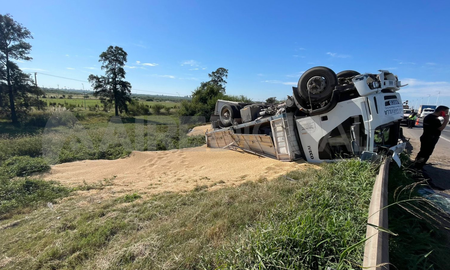 Un camionero perdió el control de su vehículo y volcó sobre la Autopista Santa Fe-Rosario. Un camionero perdió el control de su vehículo y volcó sobre la Autopista Santa Fe-Rosario.