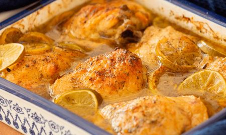 Cómo hacer pollo al limón en pocos pasos y con ingredientes simples. Cómo hacer pollo al limón en pocos pasos y con ingredientes simples.
