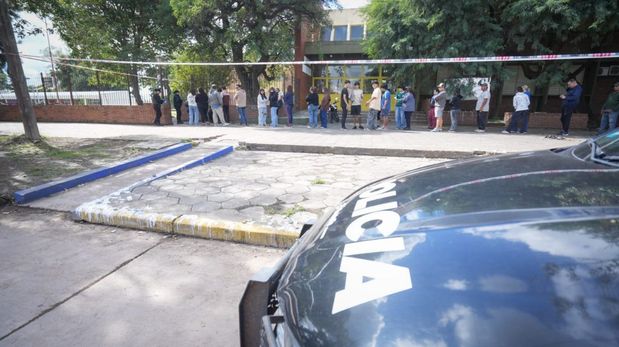 A diez días del crimen de Ian Cabrera que conmocionó a la ciudad, este jueves volvió a repetirse la escena en la Escuela Mariano Moreno de San Cristóbal: alumnos acompañados por sus padres ingresaron al edificio para retirar sus pertenencias