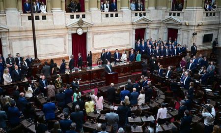El Congreso busca limitar los DNU, lo que sería un golpe duro para el Gobierno de Javier Milei. El Congreso busca limitar los DNU, lo que sería un golpe duro para el Gobierno de Javier Milei.