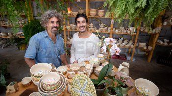 Leo y Martín llevan adelante el universo de Fedro, una marca donde venden objetos de cerámica pintados a mano. 