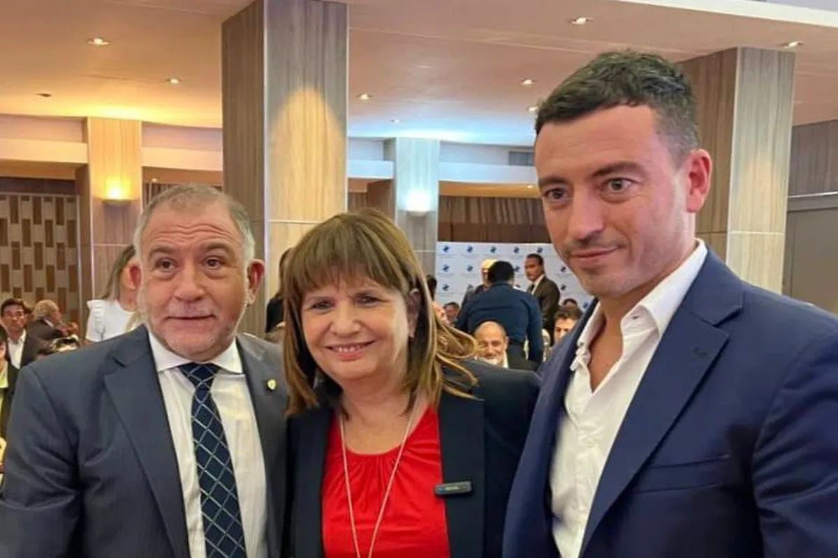 Luis Juez junto a Patricia Bullrich y Rodrigo de Loredo, en la previa a las elecciones para la gobernación de Córdoba. Luis Juez junto a Patricia Bullrich y Rodrigo de Loredo, en la previa a las elecciones para la gobernación de Córdoba.