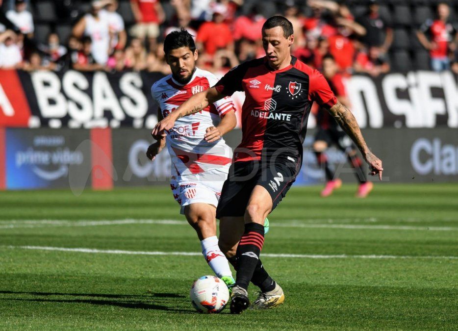Mauro Luna Diale y Cristian Lema disputan la posesión de la pelota.