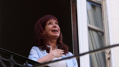 Cristina Kirchner salió a saludar a la militancia por su cumpleaños, en medio del debate de la Reforma Laboral