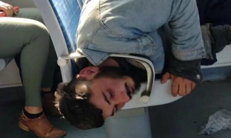 Se le trabó la cabeza en el apoya brazos del Tren Roca y generó demoras Se le trabó la cabeza en el apoya brazos del Tren Roca y generó demoras