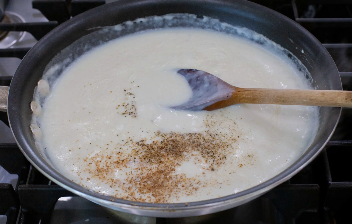 La salsa blanca es un excelente acompañamiento para una gran variedad de platos. La salsa blanca es un excelente acompañamiento para una gran variedad de platos.