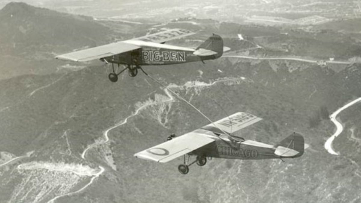 Inicialmente, el reabastecimiento entre el Big Ben (arriba) y el avión del intento del récord (abajo) se realizó cada seis horas pero, después de una semana en el aire, comenzó a hacerse cada tres, debido a una fuga en uno de los tanques de combustible del City of Chicago. Inicialmente, el reabastecimiento entre el Big Ben (arriba) y el avión del intento del récord (abajo) se realizó cada seis horas pero, después de una semana en el aire, comenzó a hacerse cada tres, debido a una fuga en uno de los tanques de combustible del City of Chicago.