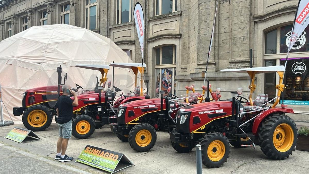La amplia variedad de productos que ofrece Sumiagro puede ir desde tractores, andamios y excavadoras hasta una motosierra o aspiradora. La amplia variedad de productos que ofrece Sumiagro puede ir desde tractores, andamios y excavadoras hasta una motosierra o aspiradora.