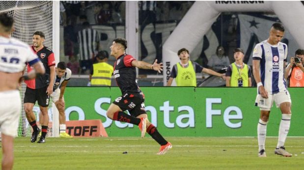 Talleres, con una oreja puesta en Liniers, cayó duramente ante Newells que, con suplentes, le amargó la noche.
