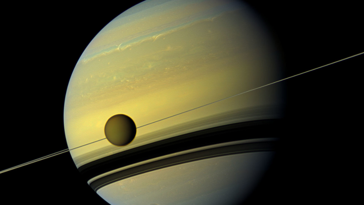 Titán, una de las lunas de Saturno, tiene un clima extremo y una atmósfera densa, pero su reciente actividad química sugiere que podría albergar vida.
