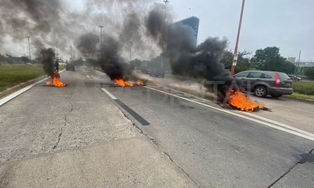 Con quema de cubiertas, el corredor nacional permanecía totalmente bloqueado para los conductores. Con quema de cubiertas, el corredor nacional permanecía totalmente bloqueado para los conductores.