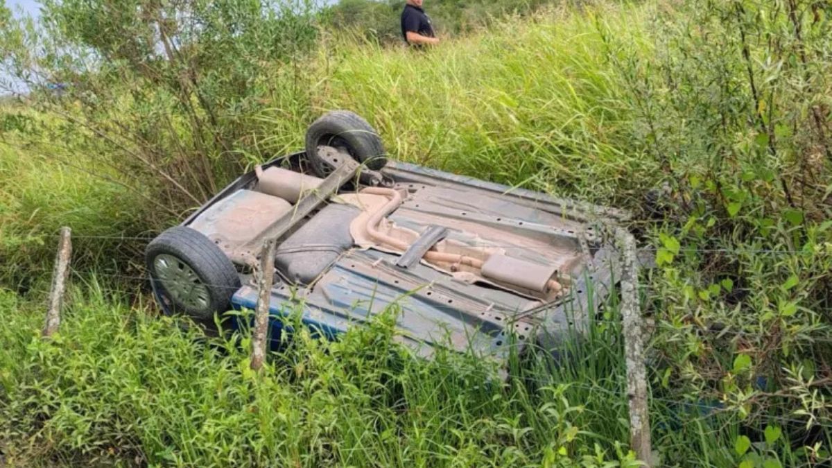El conductor perdió el control del vehículo y volcó al costado del camino rural.