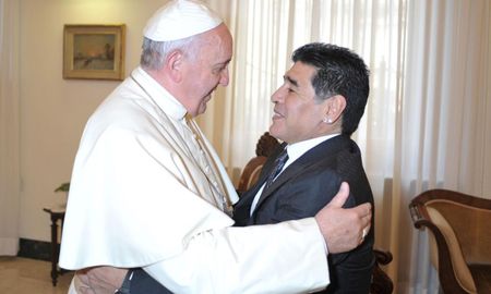 El Papa Francisco recordó este miércoles con afecto sus encuentros con Diego Maradona, en 2014, 2015 y 2016, y dedicó una oración al exfutbolista fallecido hoy a los 60 años. El Papa Francisco recordó este miércoles con afecto sus encuentros con Diego Maradona, en 2014, 2015 y 2016, y dedicó una oración al exfutbolista fallecido hoy a los 60 años.