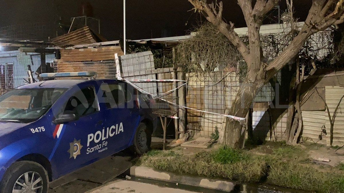 Policías de la jurisdicción custodiaban la vivienda tras el hallazgo. Policías de la jurisdicción custodiaban la vivienda tras el hallazgo.