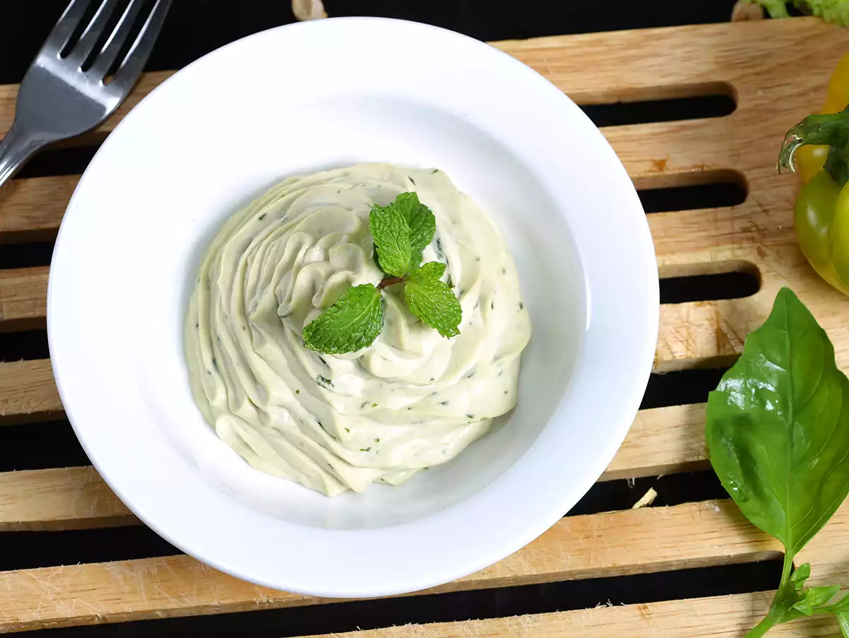 La salsa de yogur queda bien como acompañamiento de varios platos y es muy fácil de hacer. La salsa de yogur queda bien como acompañamiento de varios platos y es muy fácil de hacer.