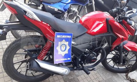 La moto incautada en el allanamiento que habría sido utilizada para cometer el robo La moto incautada en el allanamiento que habría sido utilizada para cometer el robo
