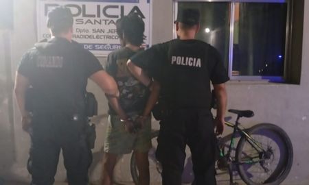 Un joven de 22 años fue arrestado tres veces entre martes y miércoles por hurtos y resistencia. El fiscal ordenó su detención tras la seguidilla delictiva. Un joven de 22 años fue arrestado tres veces entre martes y miércoles por hurtos y resistencia. El fiscal ordenó su detención tras la seguidilla delictiva.