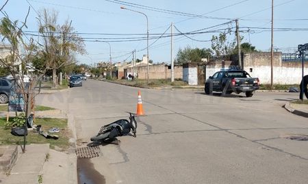 Tras el suceso, la moto en la que circulaba el ladrón quedó tirada en la calle sujeta pericia.&nbsp;