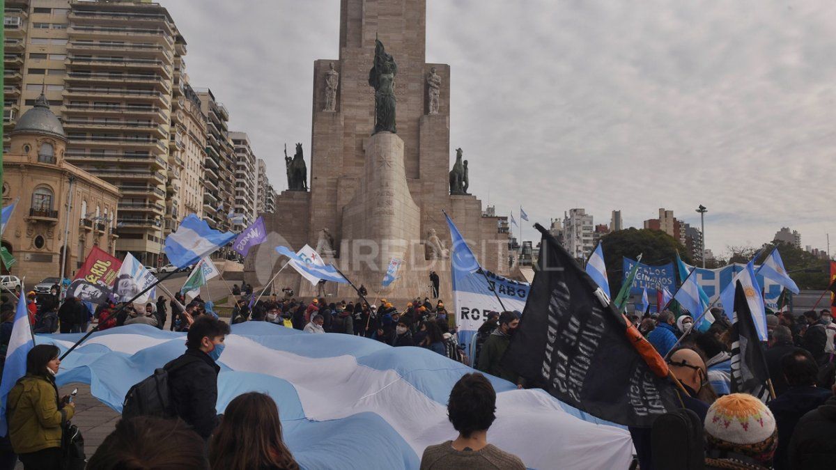 Esta movilización fue la contracara de la marcha que se realizó en junio en el Monumento a la Bandera pero en contra de la medida adoptada por el Gobierno nacional para intervenir la firma.