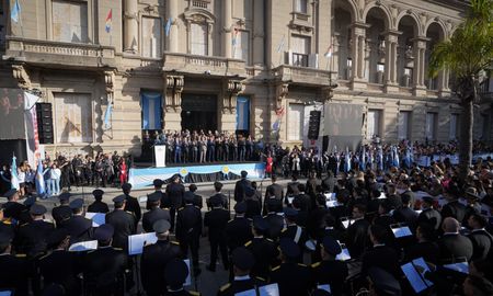 Tras el Tedeum, comenzó el acto central por el 25 de Mayo frente a la Casa de Gobierno de Santa Fe. Tras el Tedeum, comenzó el acto central por el 25 de Mayo frente a la Casa de Gobierno de Santa Fe.