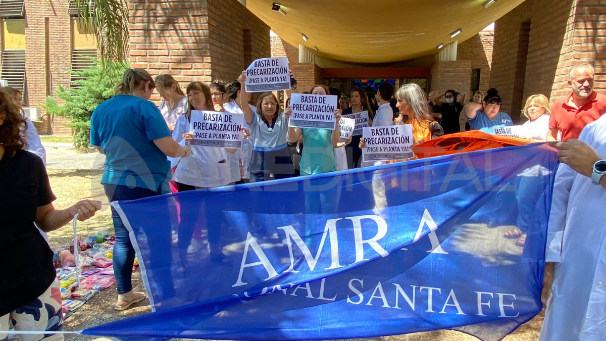 "Basta de precarización", era la leyenda que se podía observar en los carteles de los médicos.