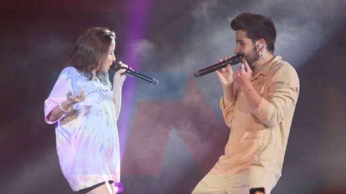 Camilo besó la panza de embarazada de Evaluna Montaner ante un Luna Park lleno