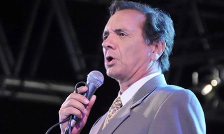 El cantante de tango, Chiqui Pereyra de 74 años permanece internado. El cantante de tango, Chiqui Pereyra de 74 años permanece internado.
