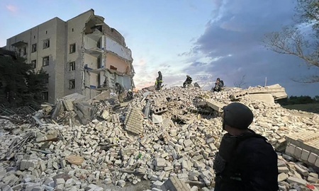 Tres civiles murieron hoy en un bombardeo ruso contra la ciudad oriental de Jarkov, dijeron autoridades locales, varias horas después de que la Presidencia ucraniana informara de al menos 13 civiles muertos en ataques rusos entre ayer y hoy.
