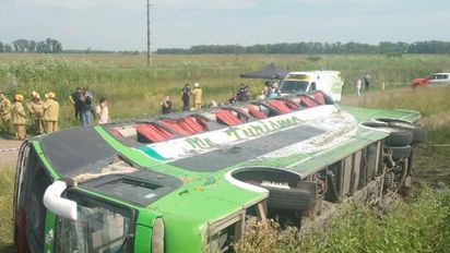 Dos muertos y 44 heridos tras el vuelco de un micro en la Ruta 2: imputaron al chofer por homicidio culposo