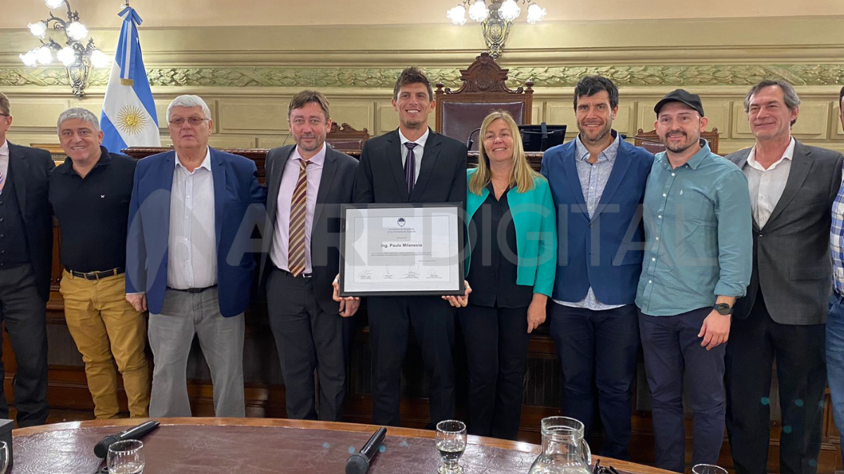 En el Senado de la Provincia, se homenajeó a Paulo Milanesio, Ingeniero Civil santafesino que desarrolla una gran labor humanitaria con Médicos sin Fronteras en zonas de conflictos bélicos y crisis humanitaria.