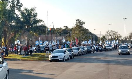 Los manifestantes se convocaron en la Rotonda de la Costanera desde donde partieron en caravana para rodear la Setúbal. Los manifestantes se convocaron en la Rotonda de la Costanera desde donde partieron en caravana para rodear la Setúbal.