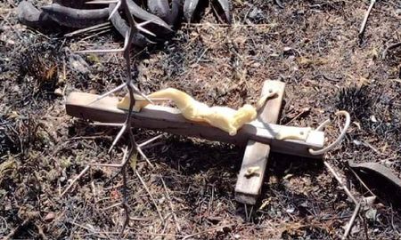 Hallan un crucifijo intacto en un campo arrasado por el incendio en Córdoba Hallan un crucifijo intacto en un campo arrasado por el incendio en Córdoba