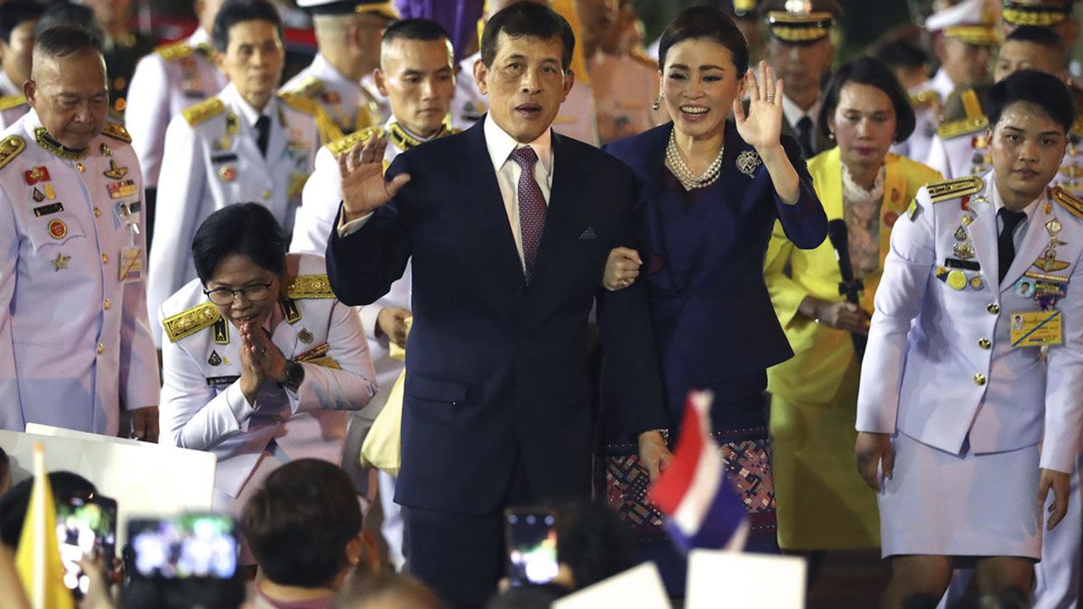 El rey de Tailandia Maha Vajiralongkorn y la reina Suthida en Bangkok. 14 de noviembre de 2020.