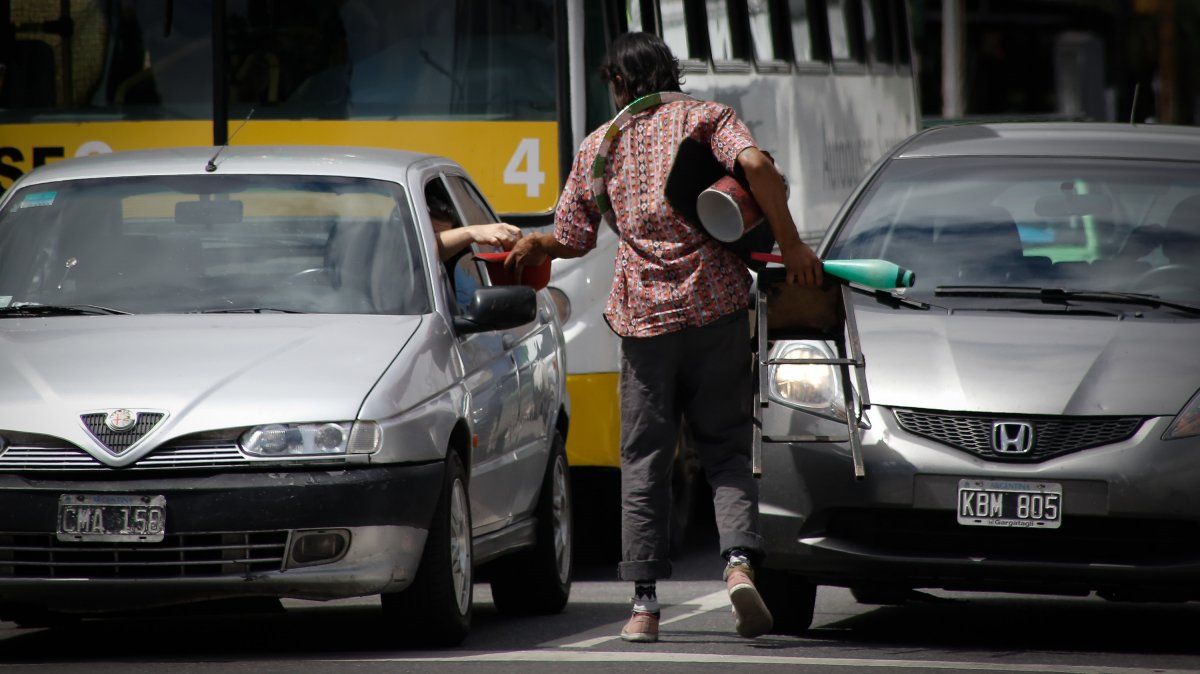 Malabarear la calle: los artistas de las esquinas de Santa Fe