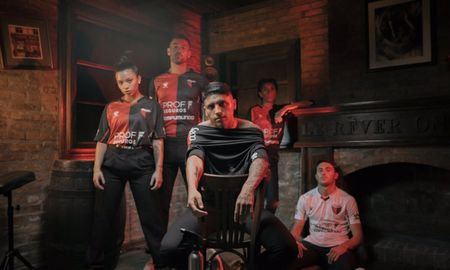 Colón presentó las camisetas para afrontar la próxima temporada. Colón presentó las camisetas para afrontar la próxima temporada.