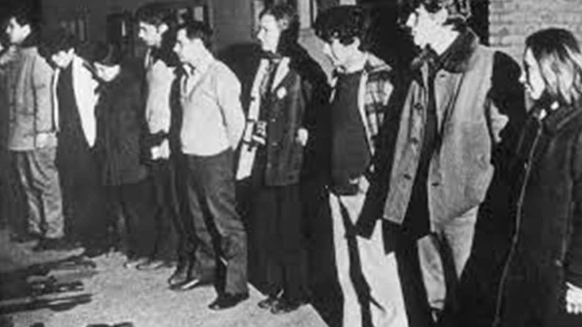 El exmarino Roberto Guillermo Bravo fue condenado este viernes a pagar una indemnización de 27 millones de dólares a familiares de las víctimas de la Masacre de Trelew.