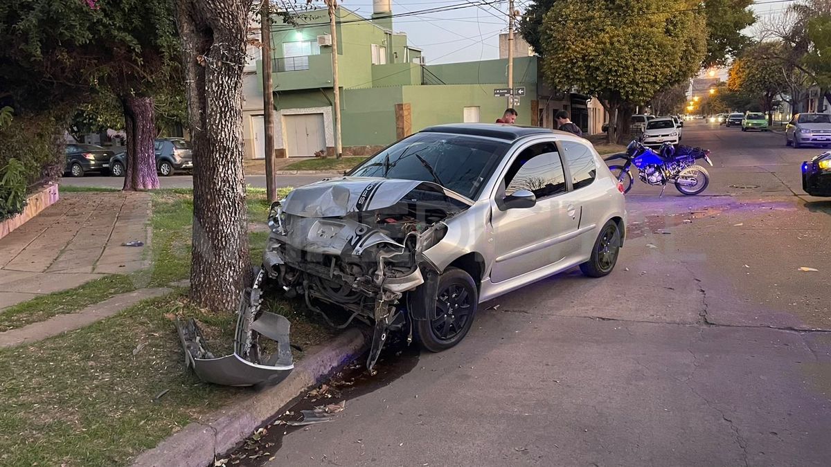 Así quedó uno de los autos involucrados en el accidente en barrio Los Hornos.