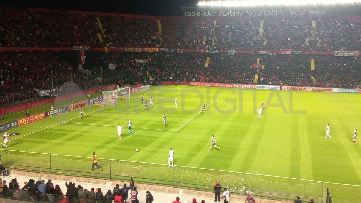 Colón vs. Gimnasia y Esgrima de Mendoza en el estadio Brigadier López.
