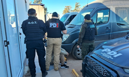Durante los allanamientos incautaron drogas, armas y más de dos millones de pesos. Durante los allanamientos incautaron drogas, armas y más de dos millones de pesos.