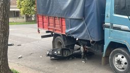 altText(Una moto quedó debajo de un camión tras un fuerte accidente en barrio Belgrano)}