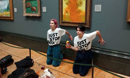 En Londres, dos personas tiraron sopa sobre la obra Los girasoles de Vincent van Gogh expuesta en la National Gallery para después pegarse a la pared de ese museo. En Londres, dos personas tiraron sopa sobre la obra Los girasoles de Vincent van Gogh expuesta en la National Gallery para después pegarse a la pared de ese museo.