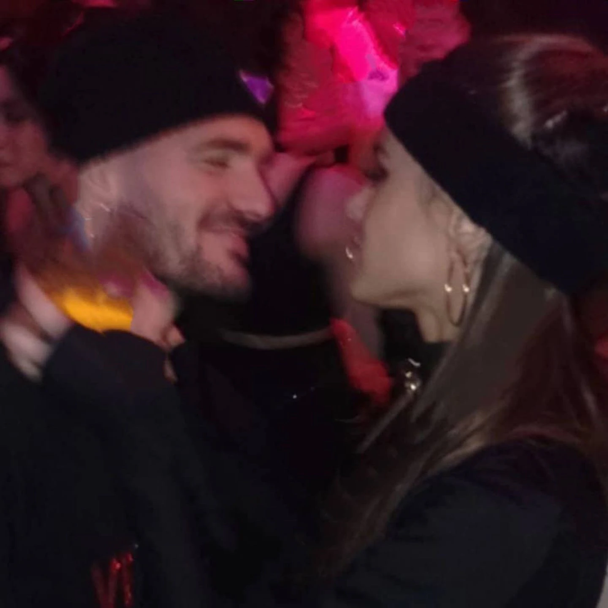 Tini Stoessel y Rodrigo De Paul, a los besos en un boliche.