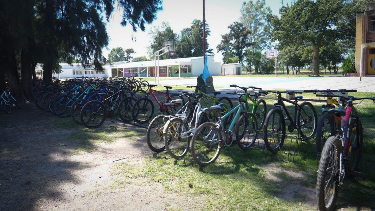 Las bicicletas de los alumnos continúan en el mismo lugar que las dejaron este lunes, antes de las 7 de la mañana. Las bicicletas de los alumnos continúan en el mismo lugar que las dejaron este lunes, antes de las 7 de la mañana.